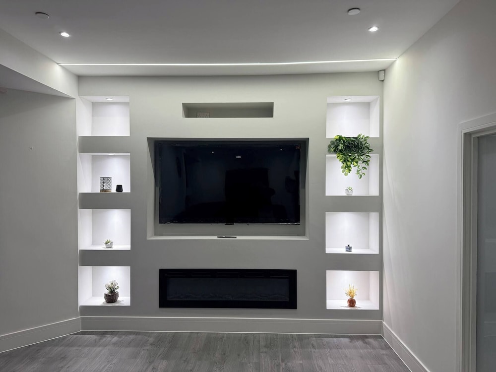 Luxury Home 5 Bedroom 3 Bathroom Games Room Parking