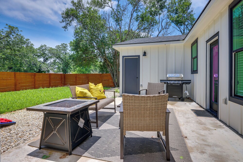 1/2 Mi to Schlitterbahn Waterpark: Home w/ Patio!