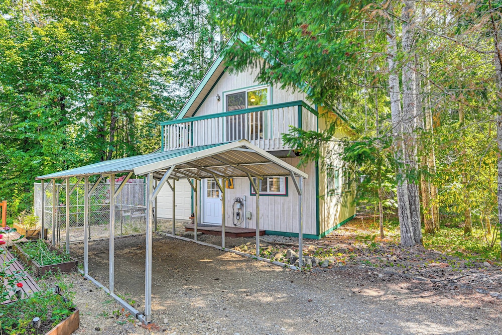 2 Mi to Lake Cushman Access: PNW Cabin Retreat!