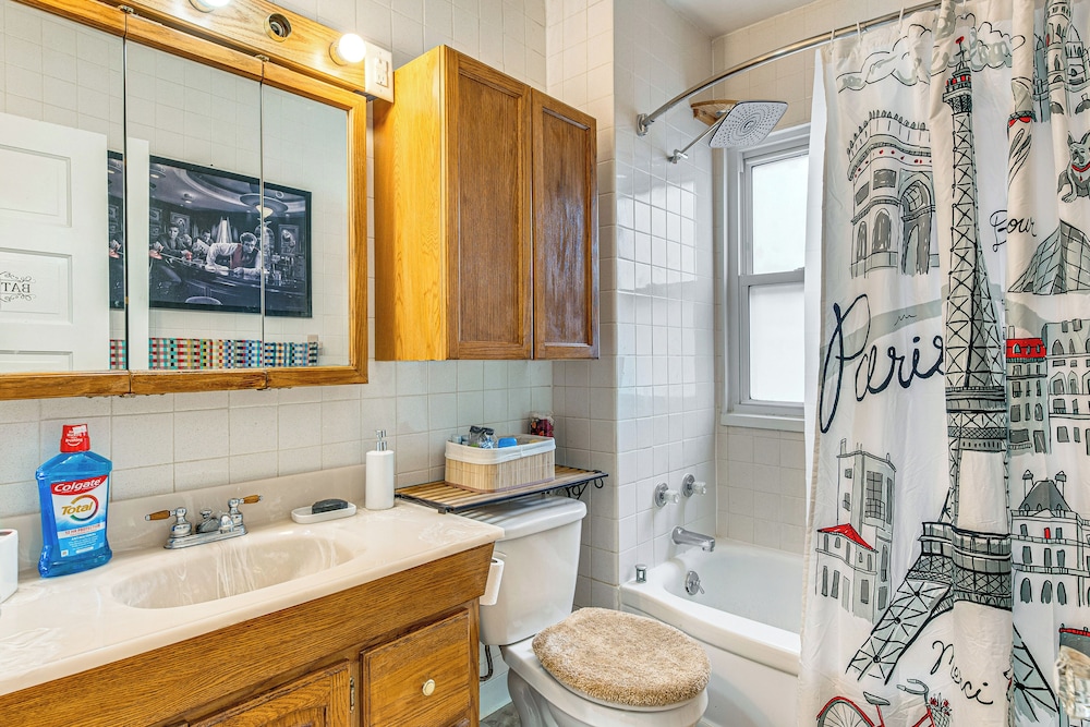 1 Mi to Dtwn: Colorful Binghamton Home