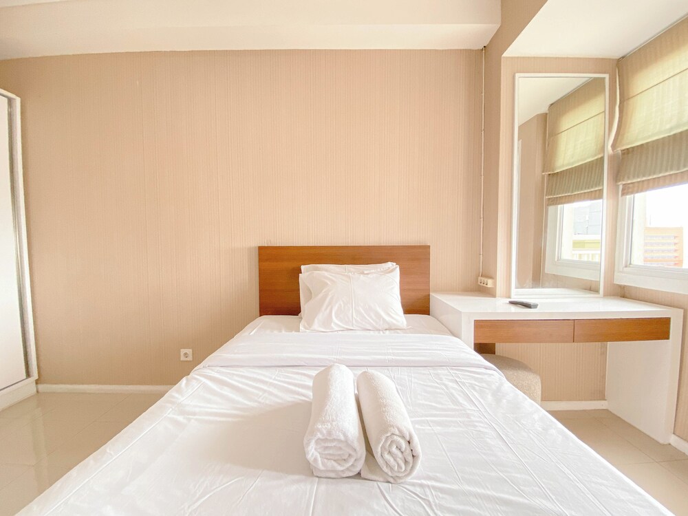 Modern 2Br Apartment Without Living Room At Parahyangan Residence