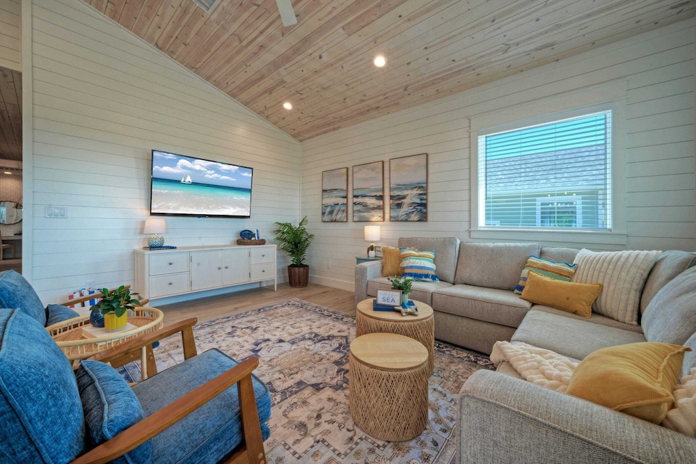 Deja Blue Coastal Retreat w/ Pool, Firepit, BBQ & Outdoor TV Lounge