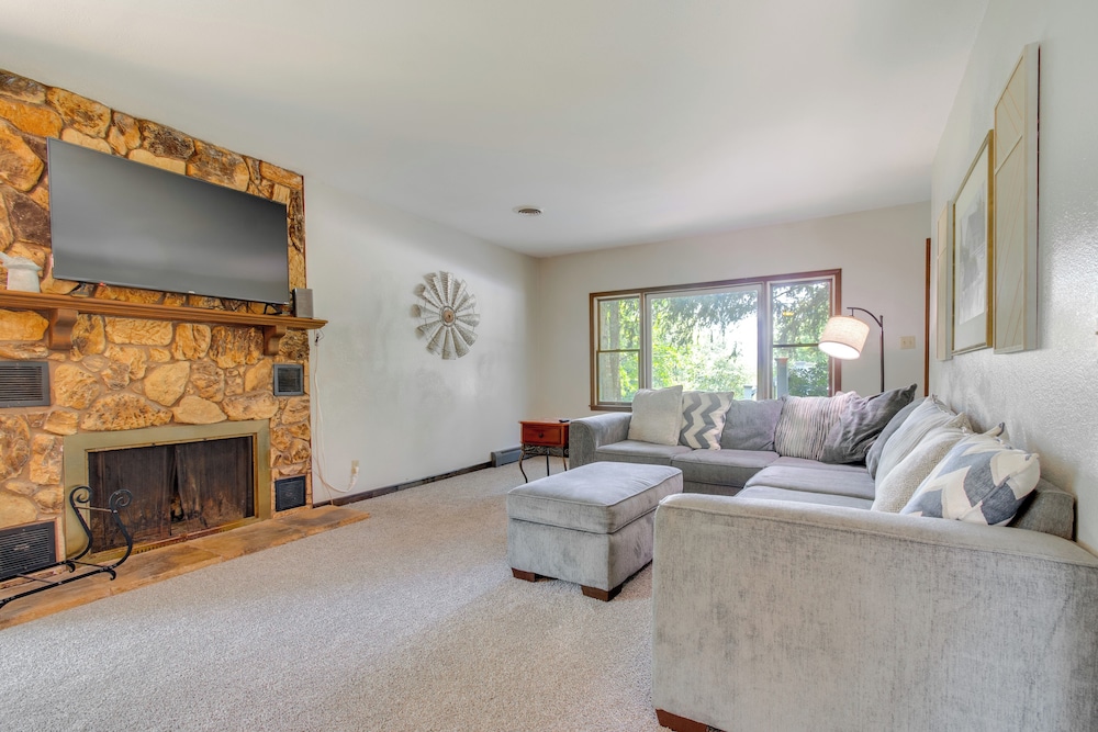 9 Mi to Downtown Rushville: Cozy Getaway w/ Grill