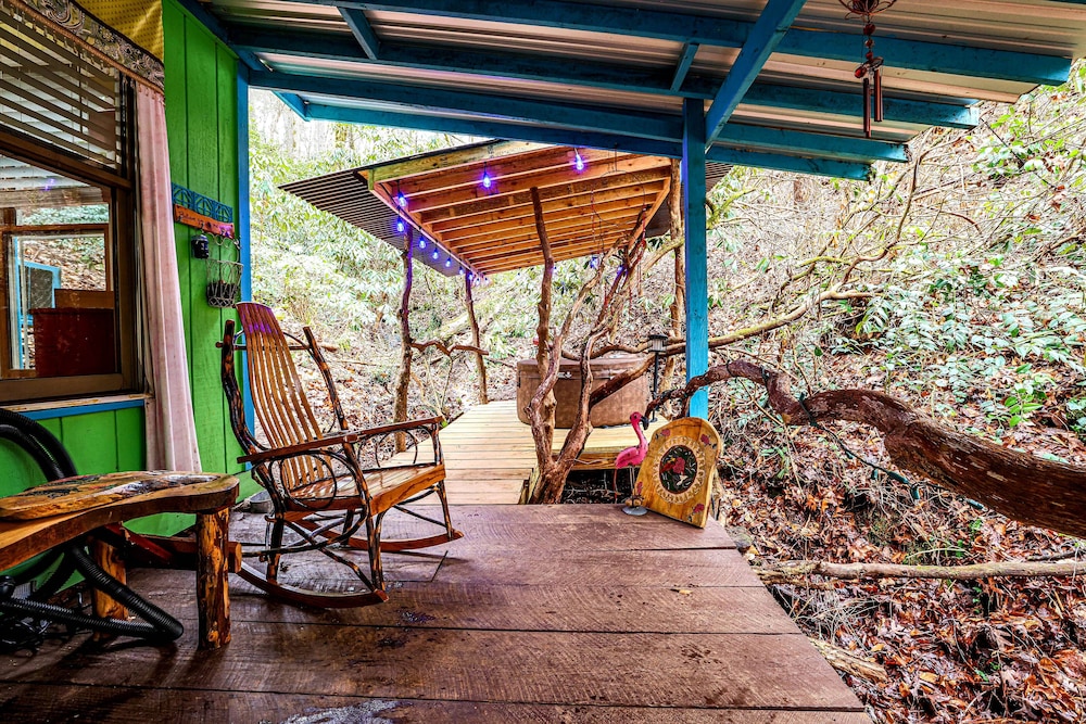 Bear Creek Lodge and Cabins in Helen Ga - Pet Friendly, River on Property, Walking Distance to downtown Helen