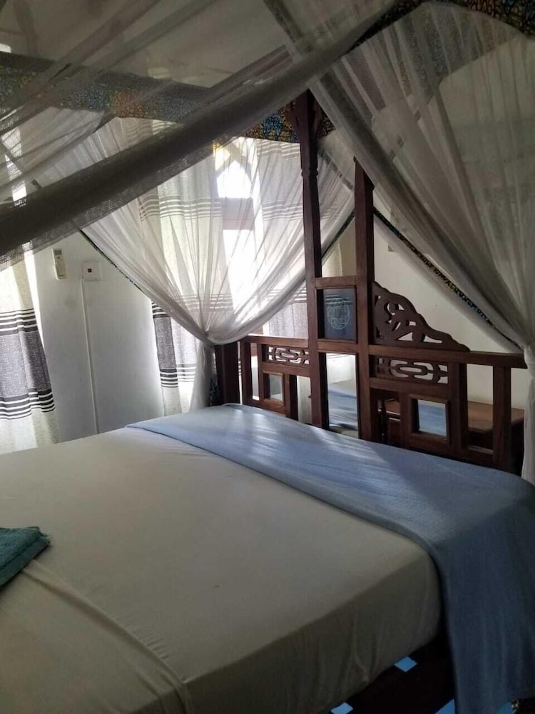 WARERE TOWN HOUSE view 3