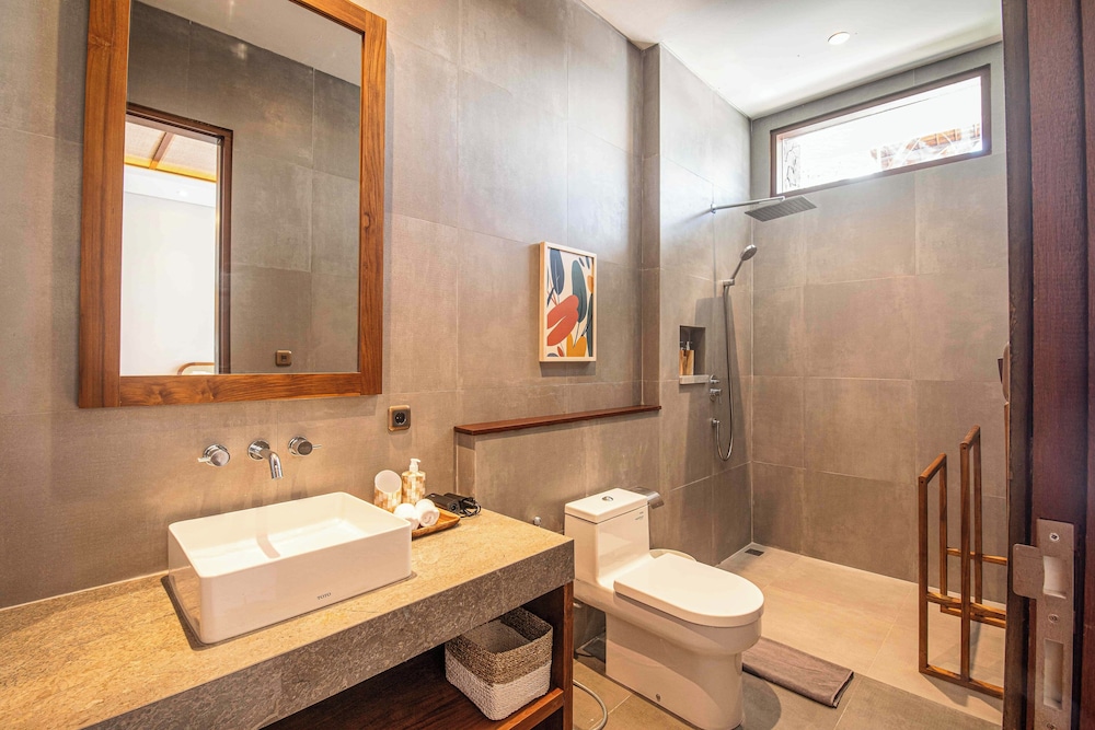 5-br Beach Villa in Canggu Overlooking Rice Fields