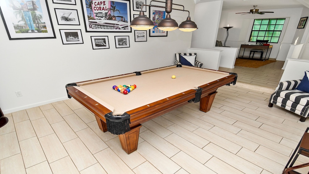 Amazing - 4 Bed Billiard Table Luxury Canal Pool