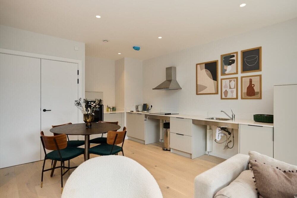 The Brondesbury Escape - Cosy 1bdr Flat With Balcony + Parking