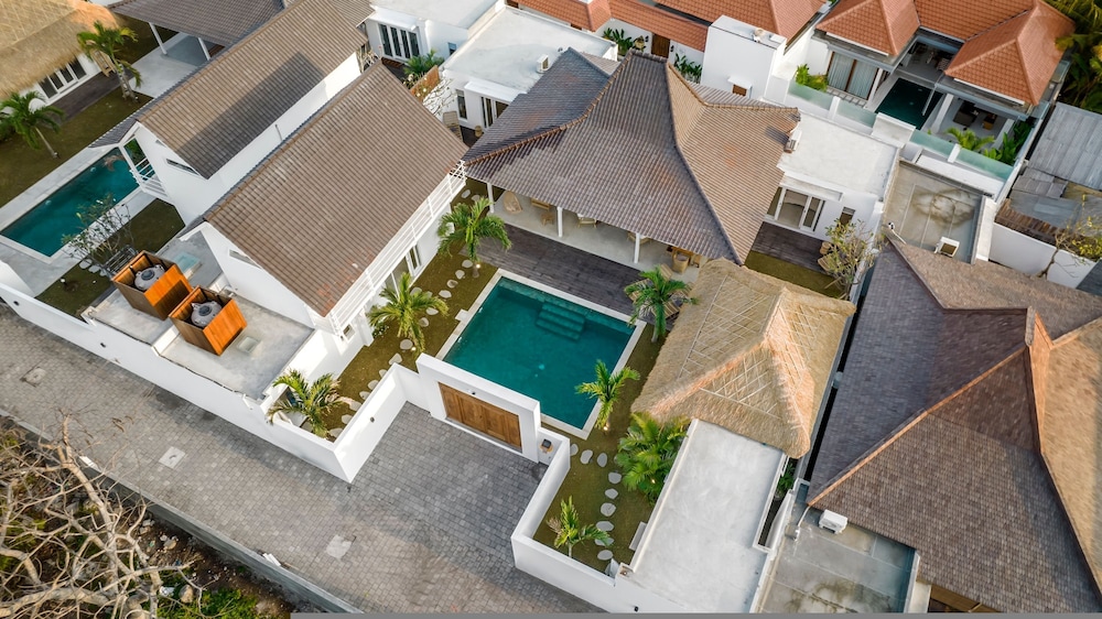 A Casa Di Renucci by Alfred in Bali - Brand New Stunning 5BR Villa Near Seminyak Beach