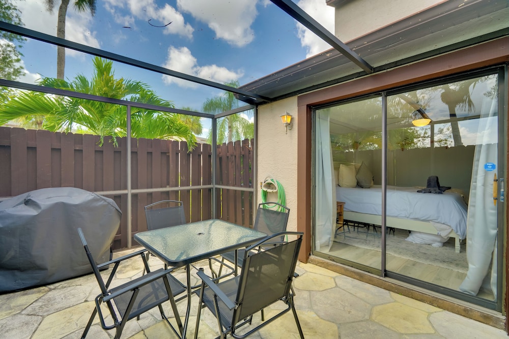 7 Mi to River District & Beach: Fort Myers Retreat