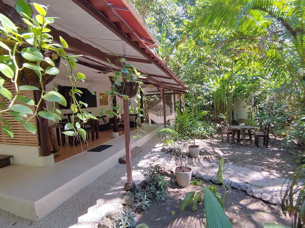 Colibri Surf House & Flats