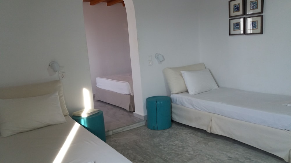 Manos Rooms