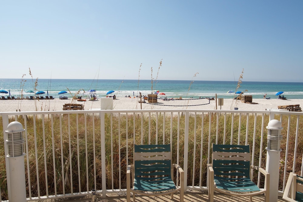 Emerald Beach by Forehand Rentals