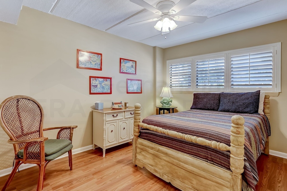 Fernandina Beach Vacations - Enchanting Ground Unit Condo Few Steps Away from the Ocean Side by RedAwning - Property Image 6