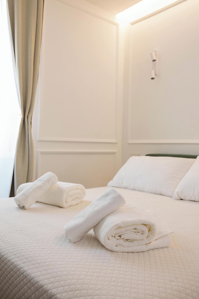 Colosseum Holidays - Luxury 3 Bedroom Apartment