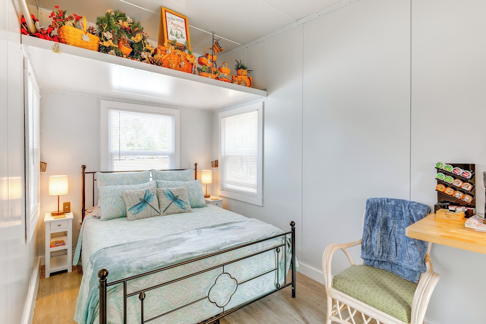 8 Mi to Cathedral Caverns: Tiny Home Hideaway