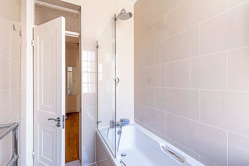 Modern 2 Bedroom Flat Near Queensway