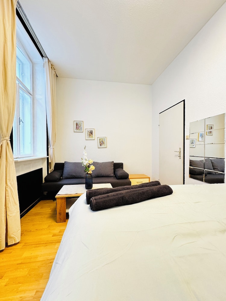 Cozy 2 Room Stay for 5 Near Stadthalle