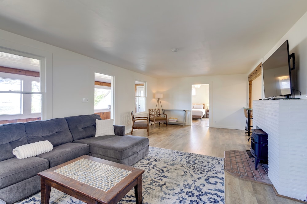 Walk to Shore: Rockaway Beach Retreat w/ Hot Tub!