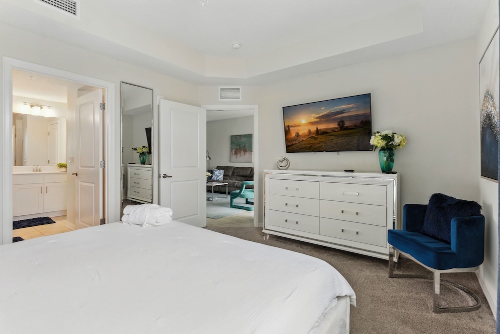 Beautiful Lakeview Retreat Near Disney