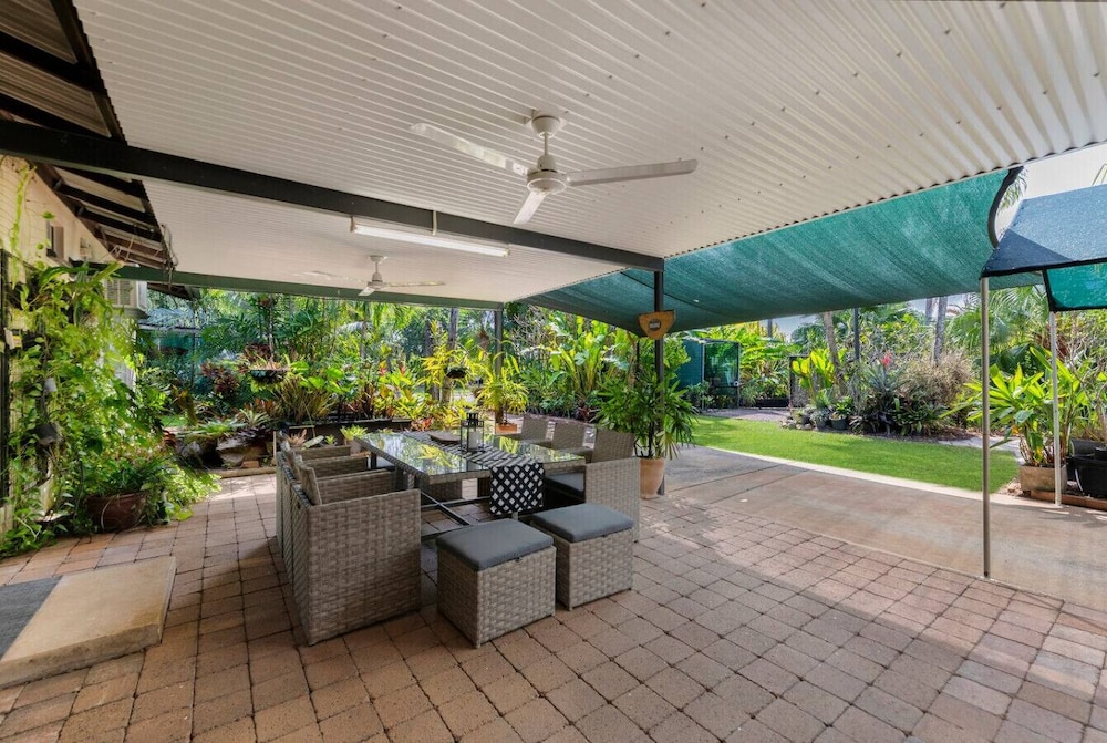 Nature s Nest Pool SPA Outdoor Kitchen Dining