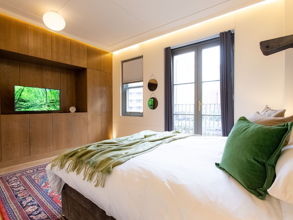Five Bedroom Near Camden Arts Centre by Bevilla