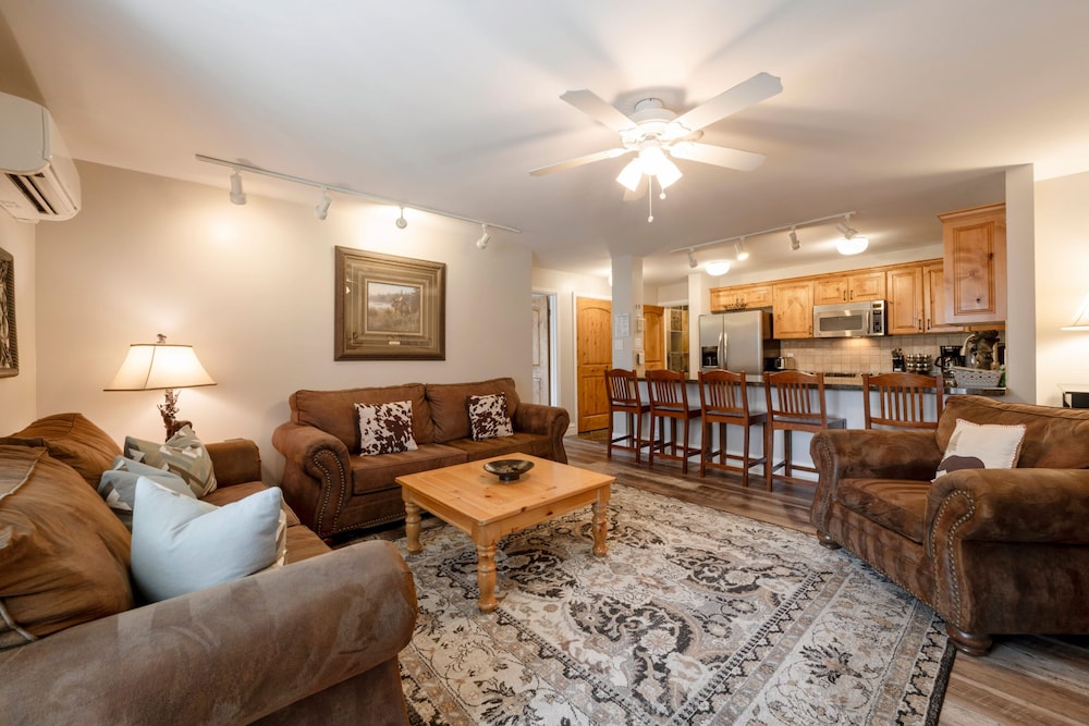 2BR Resort Plaza 5022 Slope-Side Park City Condo, Ideal for Families & Couples