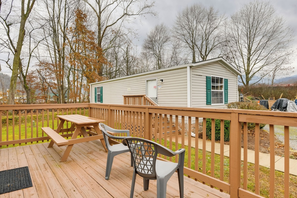 Blue Ridge Base Camp: Resort Cabin in Waynesville