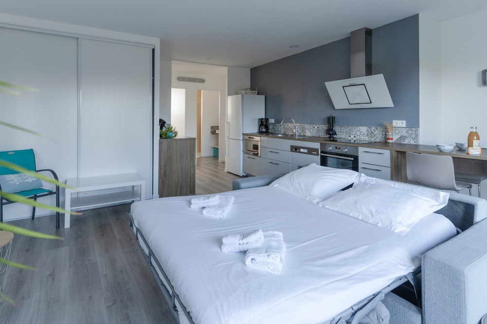 Apartment in Ploudalmezeau Near Treompan Beach