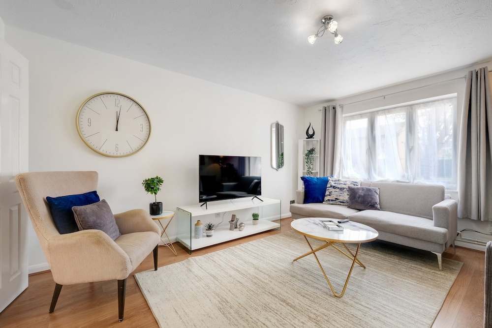 Sharp Close 4 Bedroom 2 Bath - Aylesbury