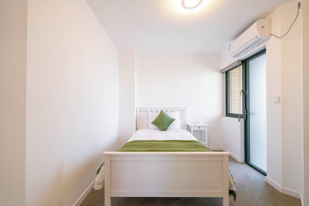Tyms Elegant 4BR 2BA Apt in Xujiahui