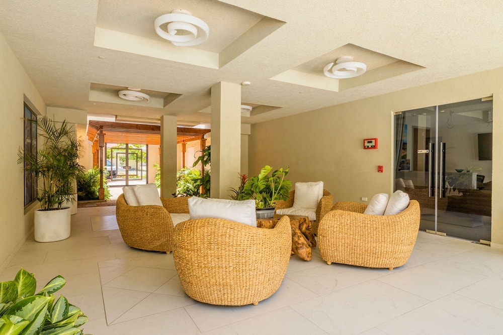 2BR 2BA Top Floor Corner w Amazing Views Gym