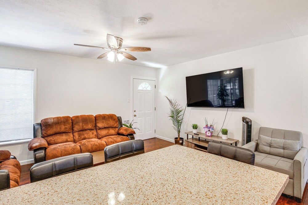 5 Mi to Coast: Centrally Located Long Beach Home!