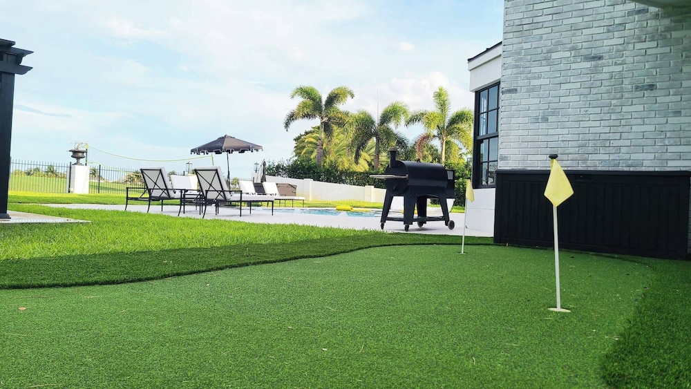 New 5 Bedroom Modern Villa on Golf Course