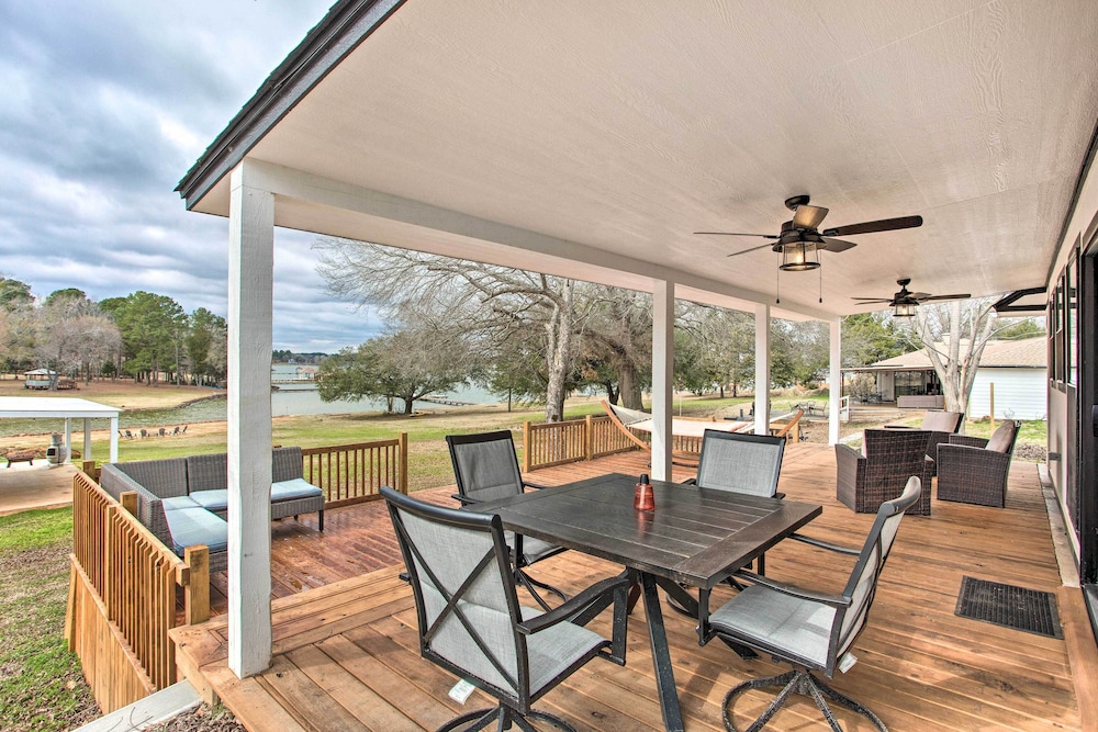 Palestine Vacations - Lakefront Frankston Home w/ Guest Studio! - Property Image 1