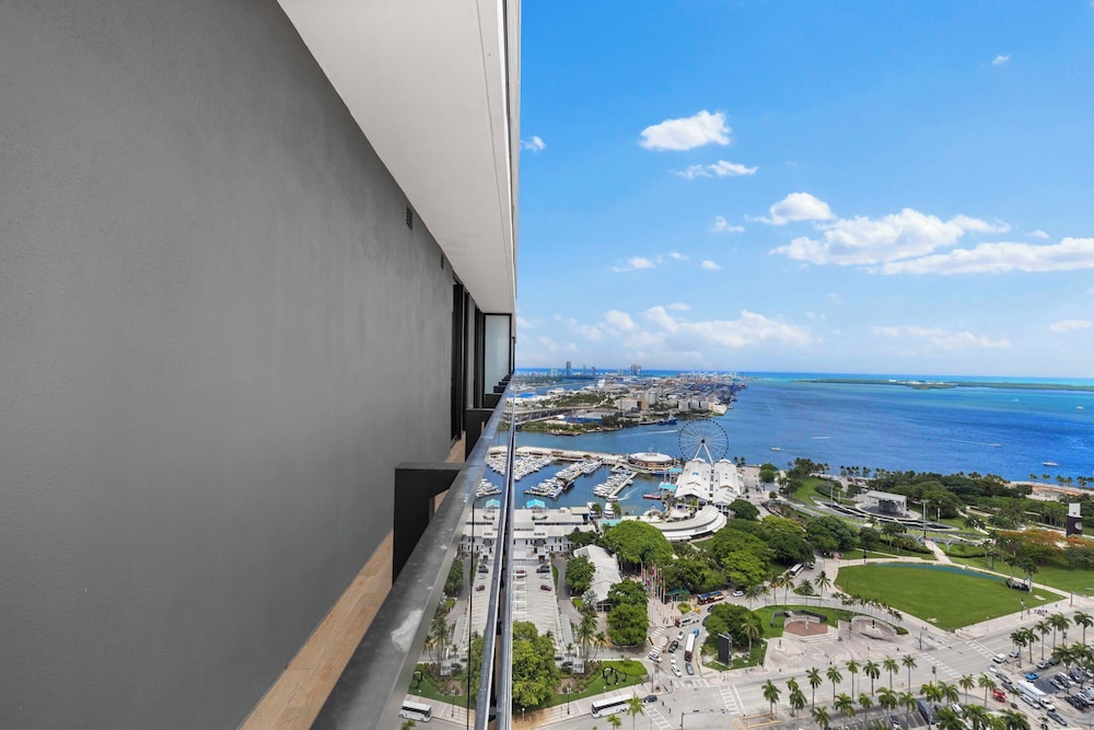 Luxury Spacious Condo at Downtown Miami