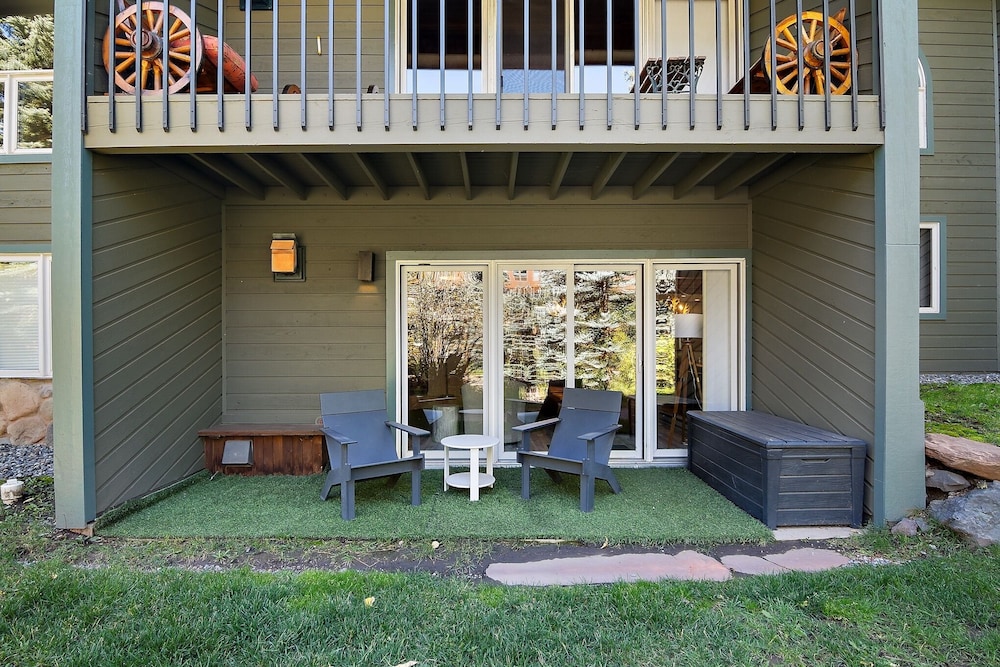 Riverside A03 2 Bedroom Condo by RedAwning view 3