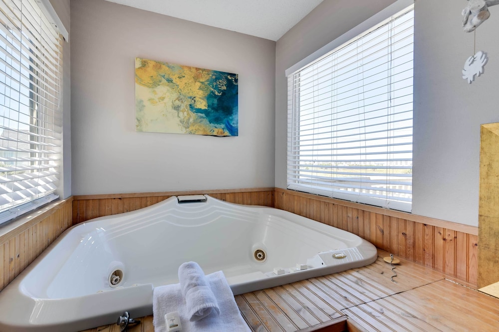 Pet-friendly Galveston Home w/ Wraparound Deck
