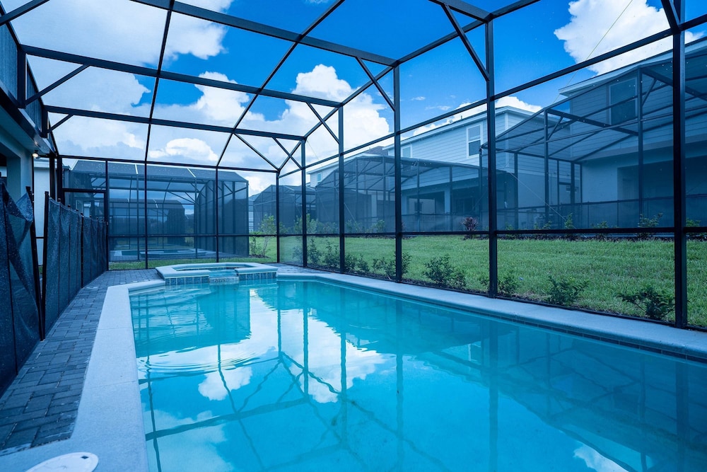 Fun and Relax 10 Bed Home Pool Themed Rooms