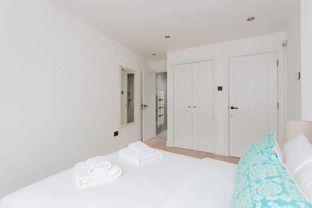 Contemporary 2 Bedroom House in Vibrant Shepherds Bush