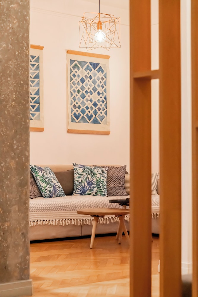Historic 2BR Oasis in Kolonaki