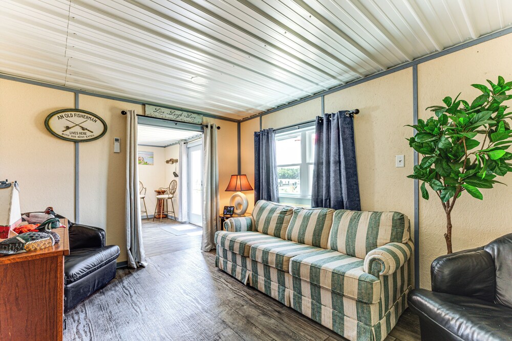 Dock Access: Waterfront Cottage in Avenue!