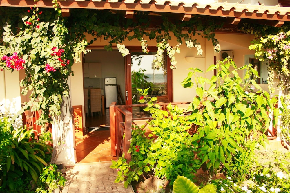 AJP Holidays - Porto Antigo 2 Beachfront Apartment