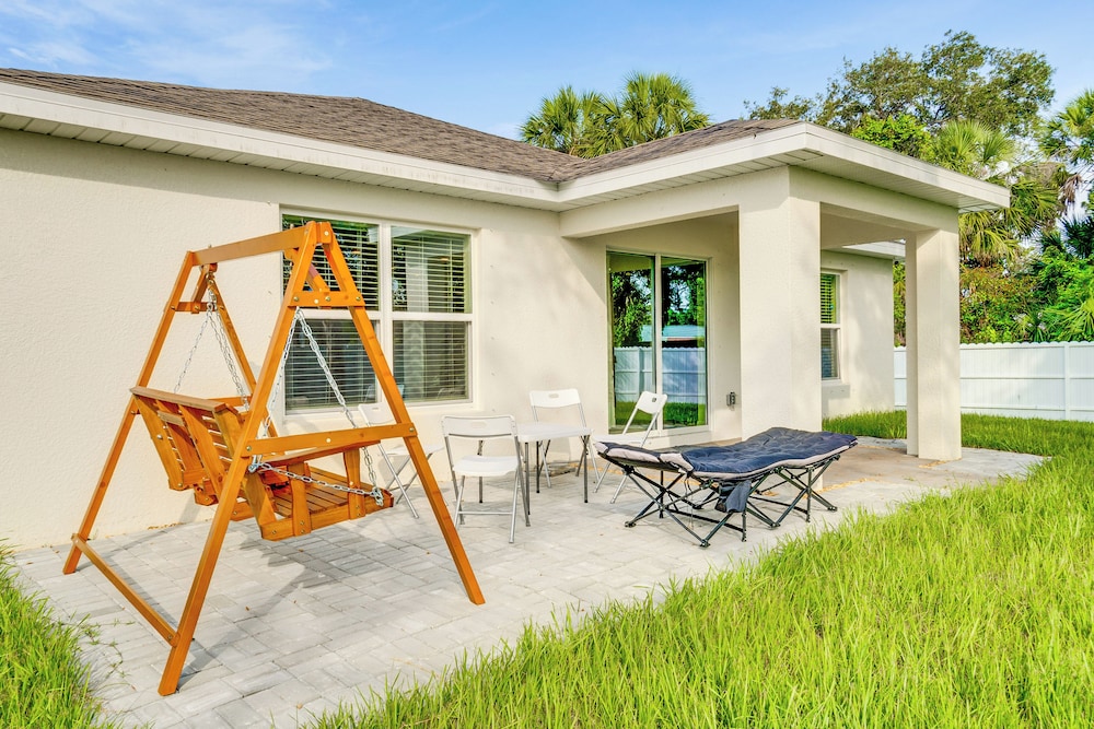 3 Mi to Port Charlotte Beach Park: Home w/ Patio!