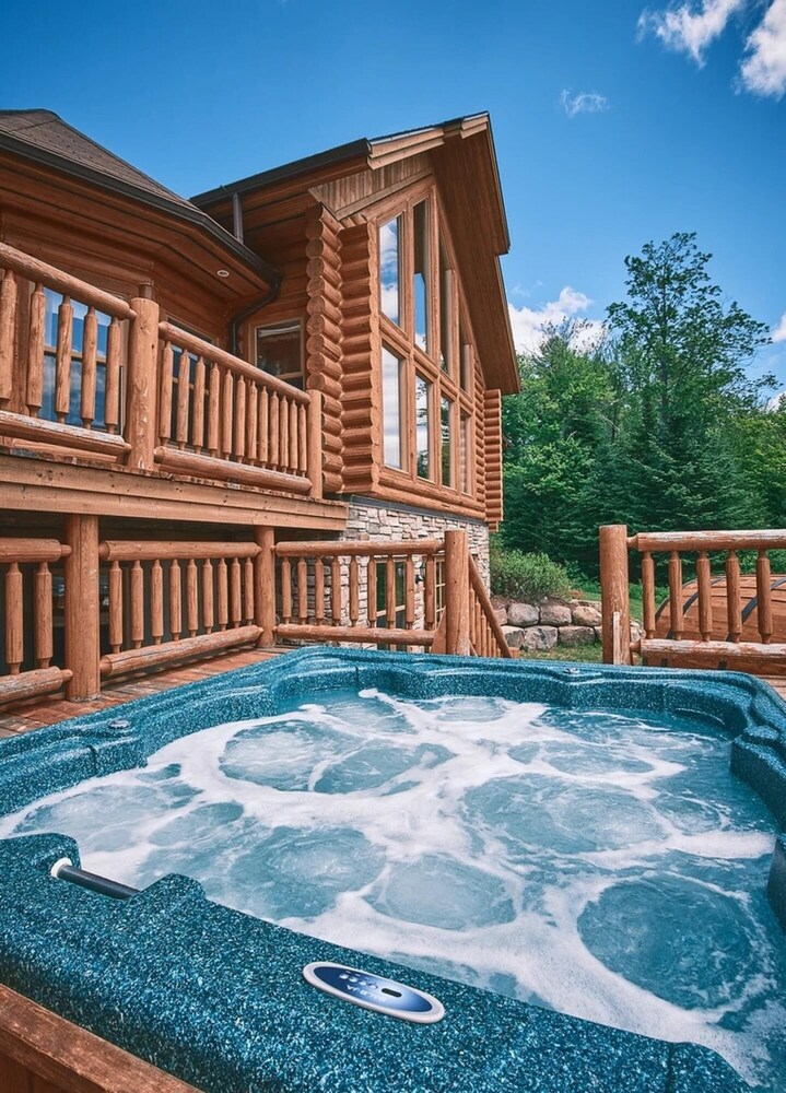 Duc 83 - Luxury log Cottage With hot tub and Exterior Barrel Sauna