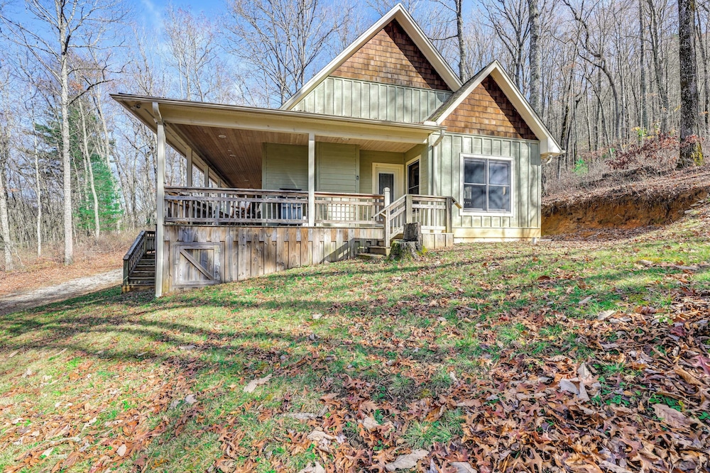 13 Mi to Cashiers: Cabin w/ Wraparound Porch!
