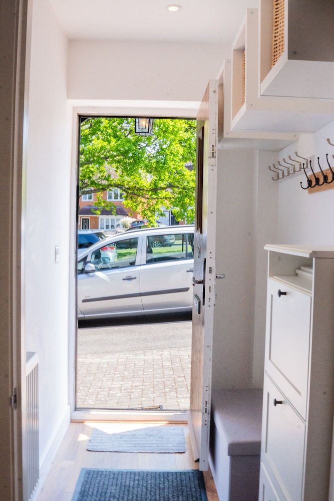 Cleave House - Stylish & Chic 3 Bed House Mins From Central London
