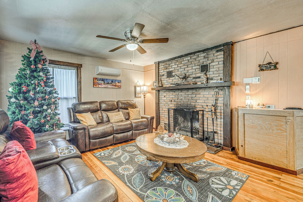 Walk to Downtown Ruidoso: Cozy Wooded Retreat