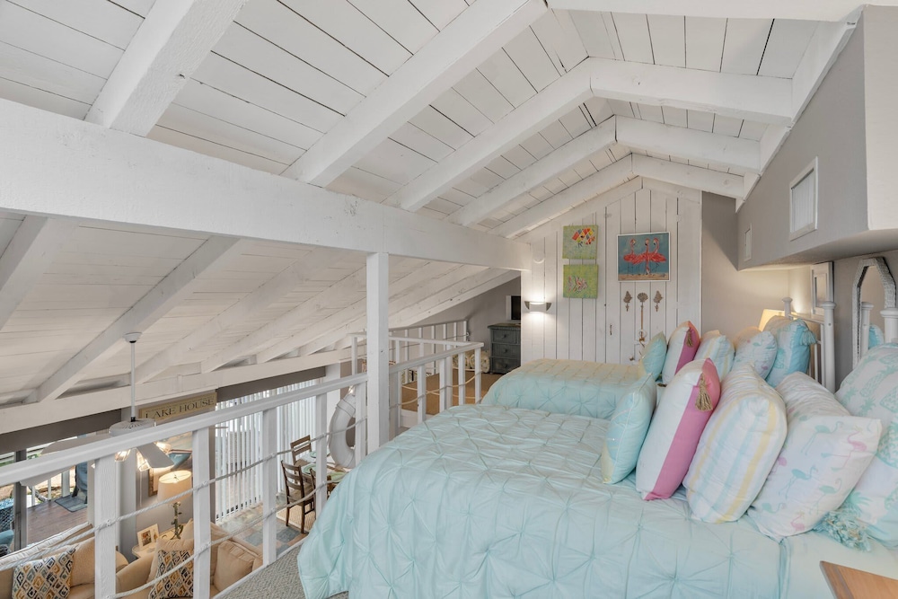 Lakeside Condo Retreat in Horseshoe Bay