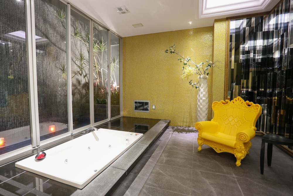 Mulan Motel - Image 2